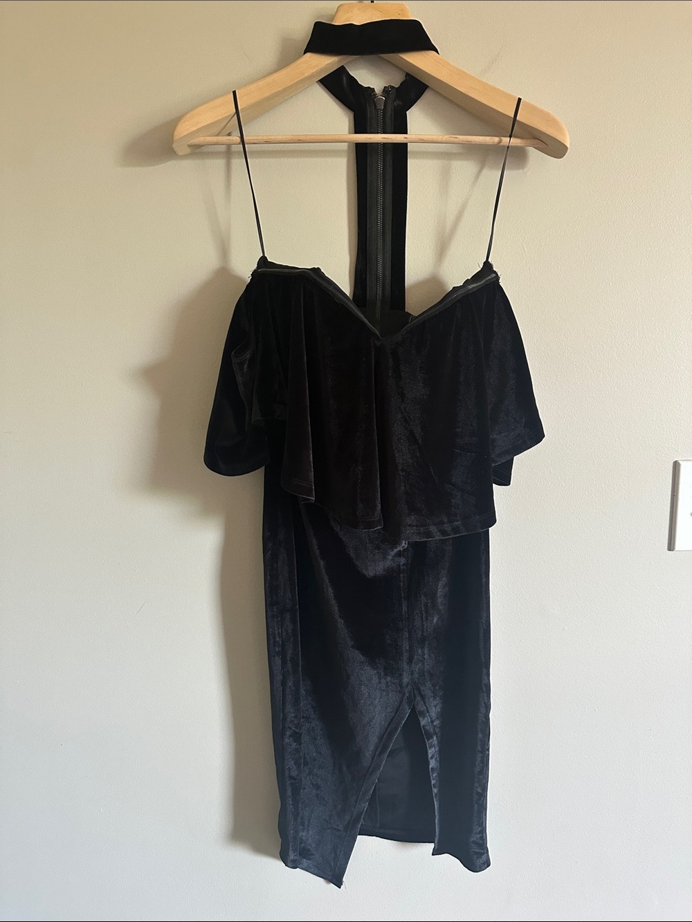 Black velvet off-the-shoulders choker dress - Picture 10 of 13